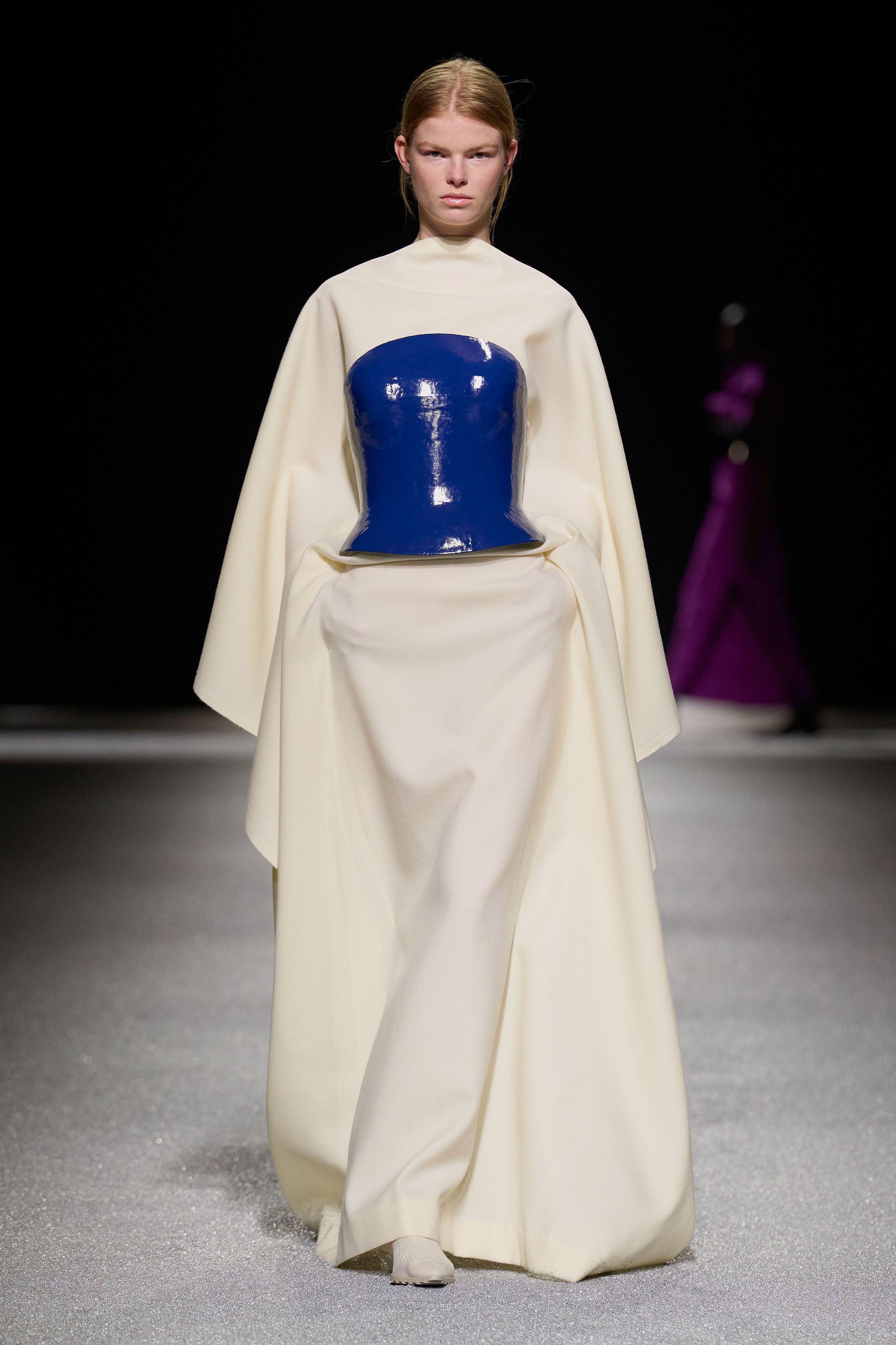 Issey Miyake 这一季把“留白”做成了真正可被看见的力量：黑白灰的大面积静默、宽松针织与褶皱结构先建立禅意秩序，随后以明黄、亮粉与雕塑化体量突然打破沉静，让衣服像在呼吸，也像在生长。它不是简单的极简主义，而是一种把工艺、身体与空间关系重新推向前台的诗性实验-顽石频道趋势研究